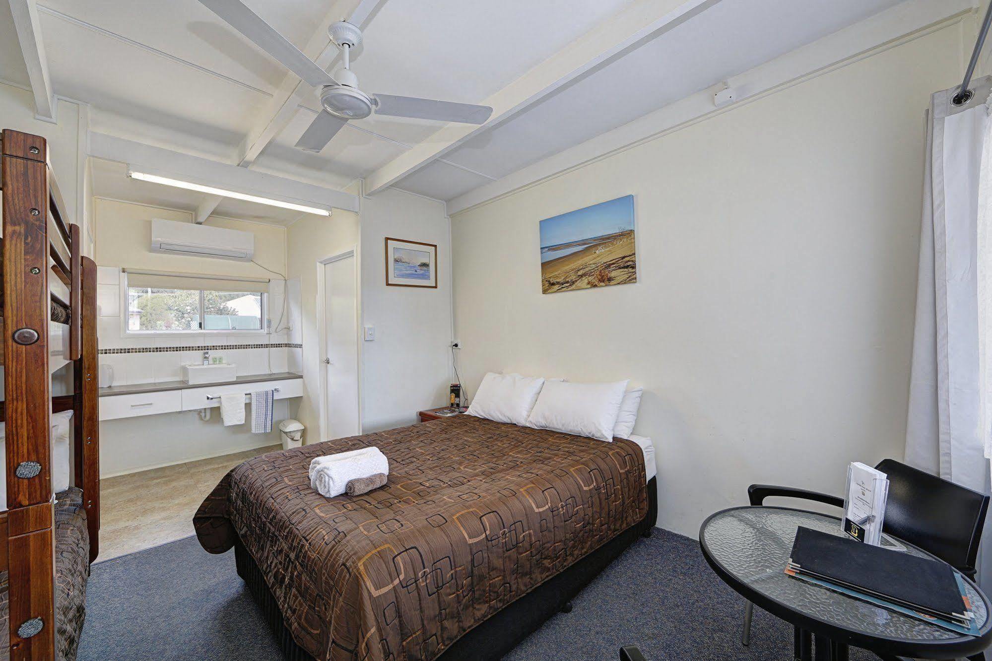 Moore Park Beach Inn Bundaberg Esterno foto